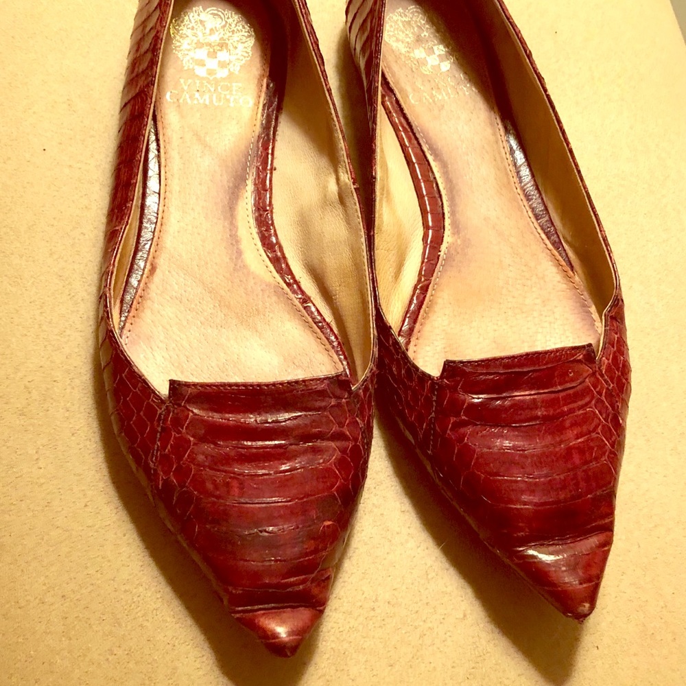 Dark red Vince Camuto snakeskin pointy flats 🌹